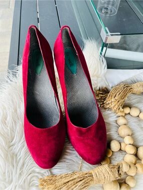 Women's Maroon Suede Round-Toe Heels